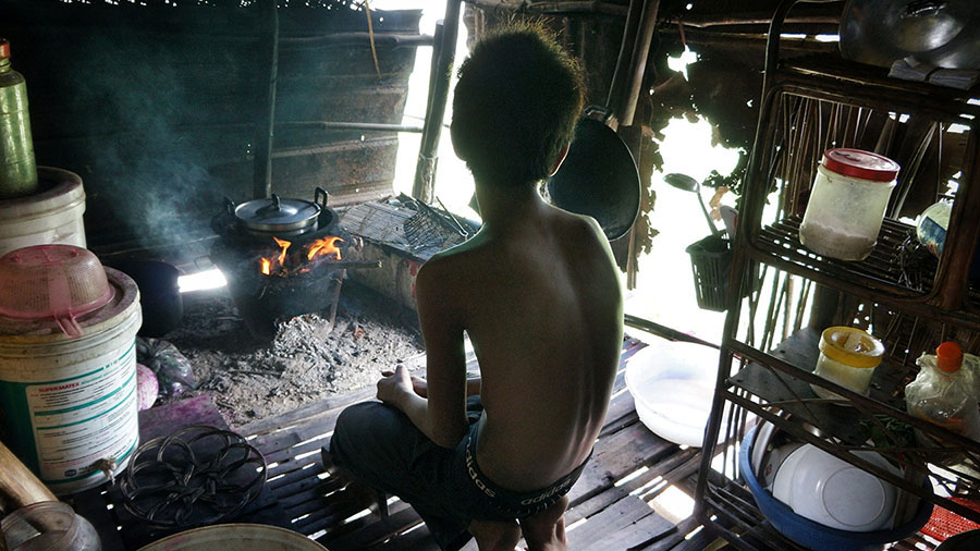 図10.8 | カンボジアのプノンペンにあるこのようなスラムに家を持つ子供たちにとっては、生存と安全がしばしば主要かつ直接的な関心事です。教育や社会的な移動といった長期的な目標は、利用可能な選択肢ではないかもしれません。(Credit: ND Strupler)