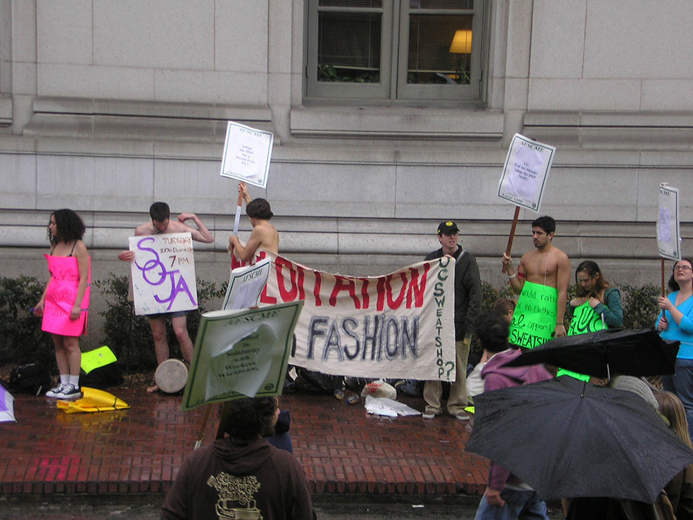 図10.9 | これらの抗議者たちは、衣類を生産する際の搾取労働の問題に注意を喚起しようとしています。(Credit: Jo Guldi/flickr)