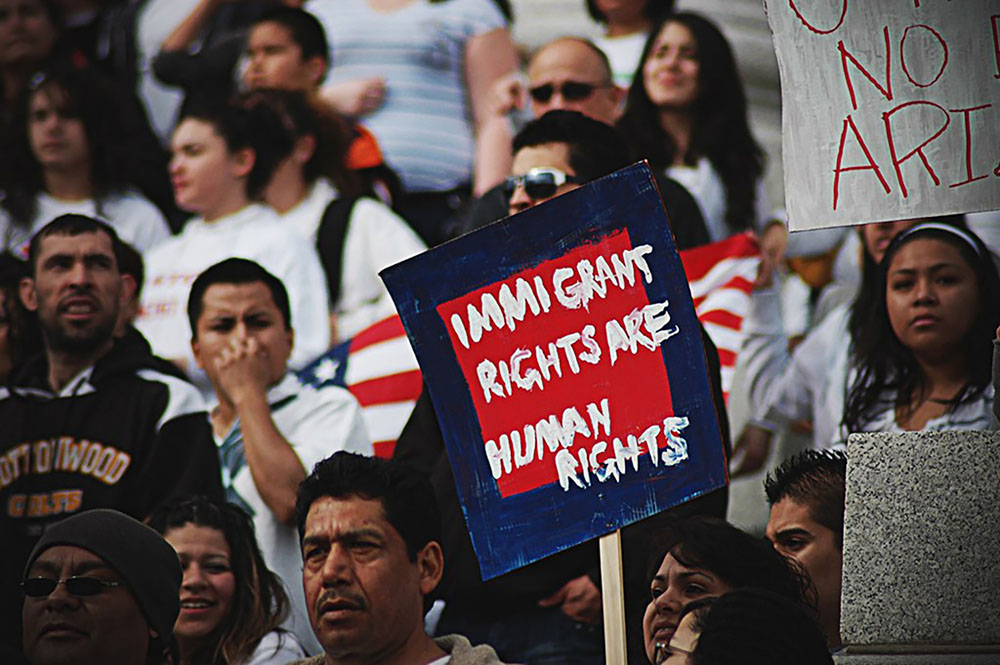 図11.13 | アリゾナ州の抗議者たちが、厳しい反移民の新法に異議を唱えています。(Credit: rprathap/flickr)