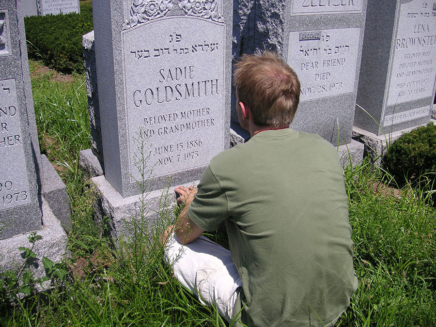 図13.13 | ある青年が曾祖母の墓の前に座っています。(Credit: Sara Goldsmith/flickr)