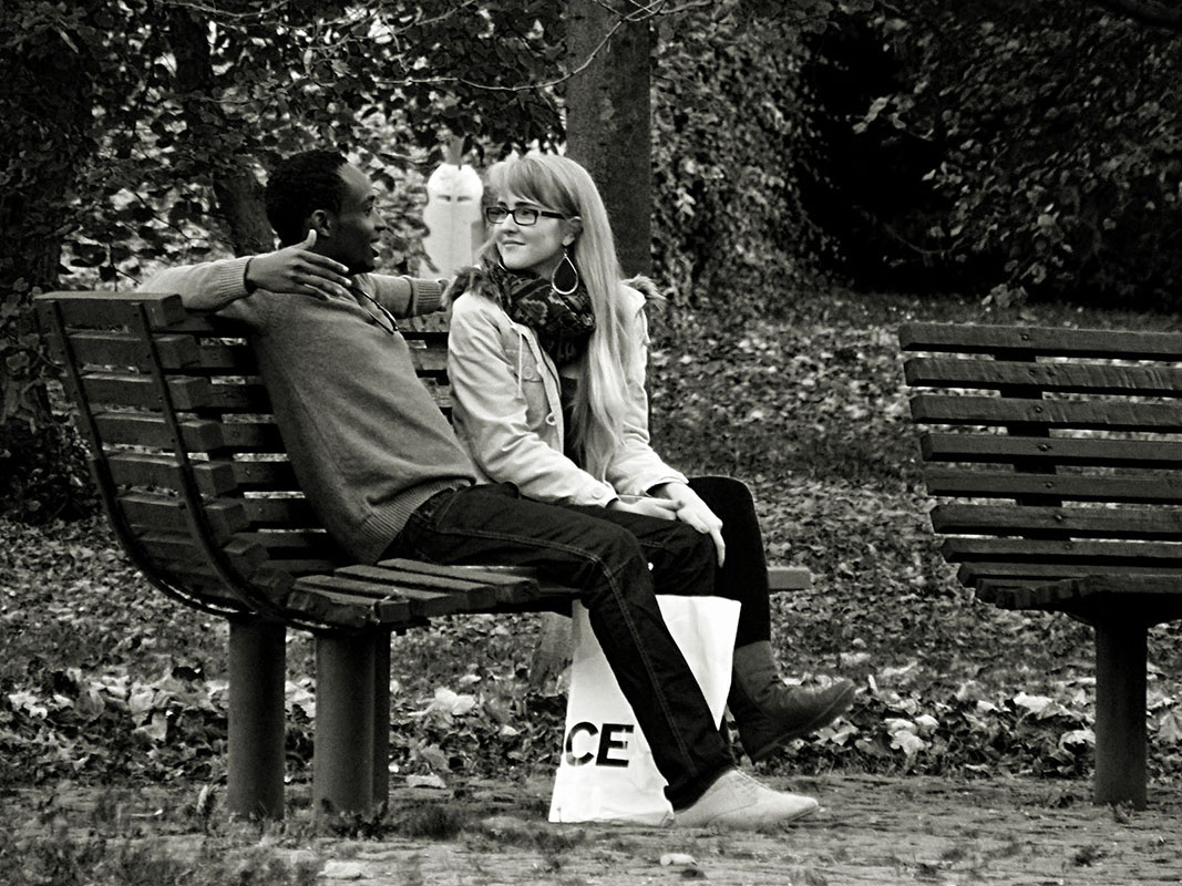 図14.1 | もし公園で若いカップルを見かけたら、私たちは彼らについて何を推測するでしょうか?私たちの推測は、目に見えるもの、あるいはこれまでに経験したことに基づいているのでしょうか?(Credit: Jaroslav A. Polák/flickr)