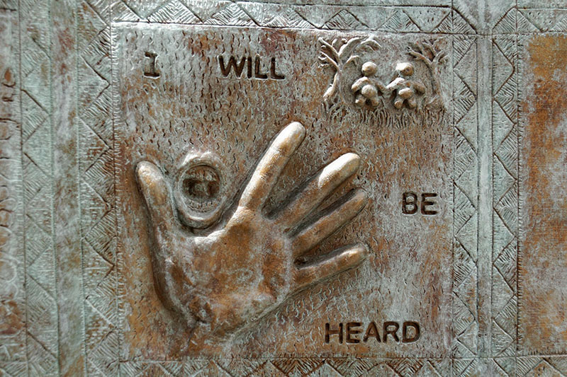 図14.9 | マイケル・C・アーヴィング博士の児童虐待生存者のための記念碑は、虐待の犠牲者であった人々の手形とメッセージで構成されています。(Credit: Harvey K/flickr)