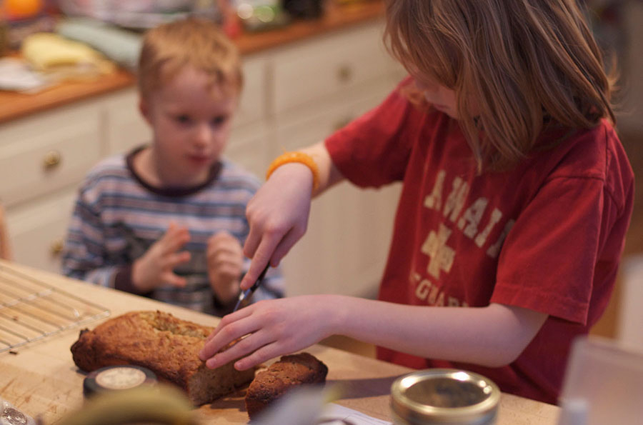 図16.4 | 子供たちが弟や妹に料理の出し方を示すのは、インフォーマル教育の一例です。(Credit: Tim Pierce/flickr)