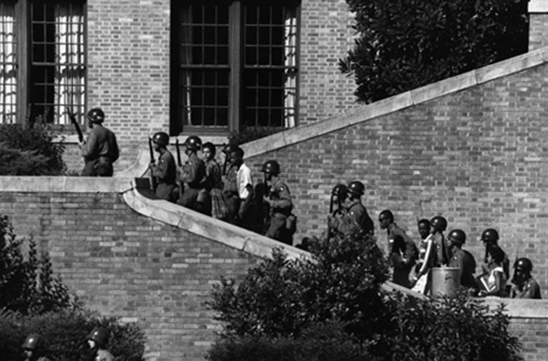図16.8 | アーカンソー州知事が黒人生徒の入校を拒否しようとしたため、アイゼンハワー大統領はケンタッキー州から第101空挺師団のメンバーを派遣し、黒人生徒をリトルロック・セントラル高校に護送させました。(Credit: the U.S. Army)