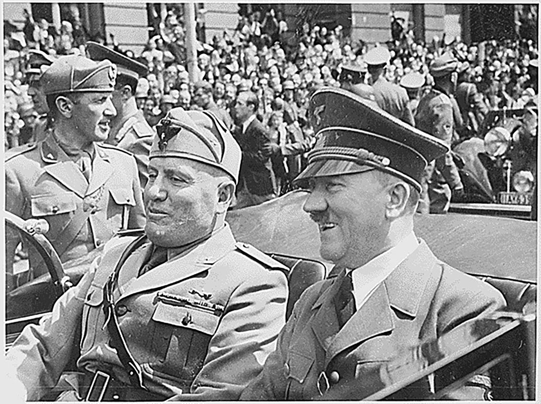 図17.3 | ナチスの指導者アドルフ・ヒトラーは、近代史上最も権力を持ち、最も破壊的な独裁者の一人でした。ここでは、イタリアのファシスト、ベニート・ムッソリーニと一緒に写っています。(Credit: U.S. National Archives and Records Administration)