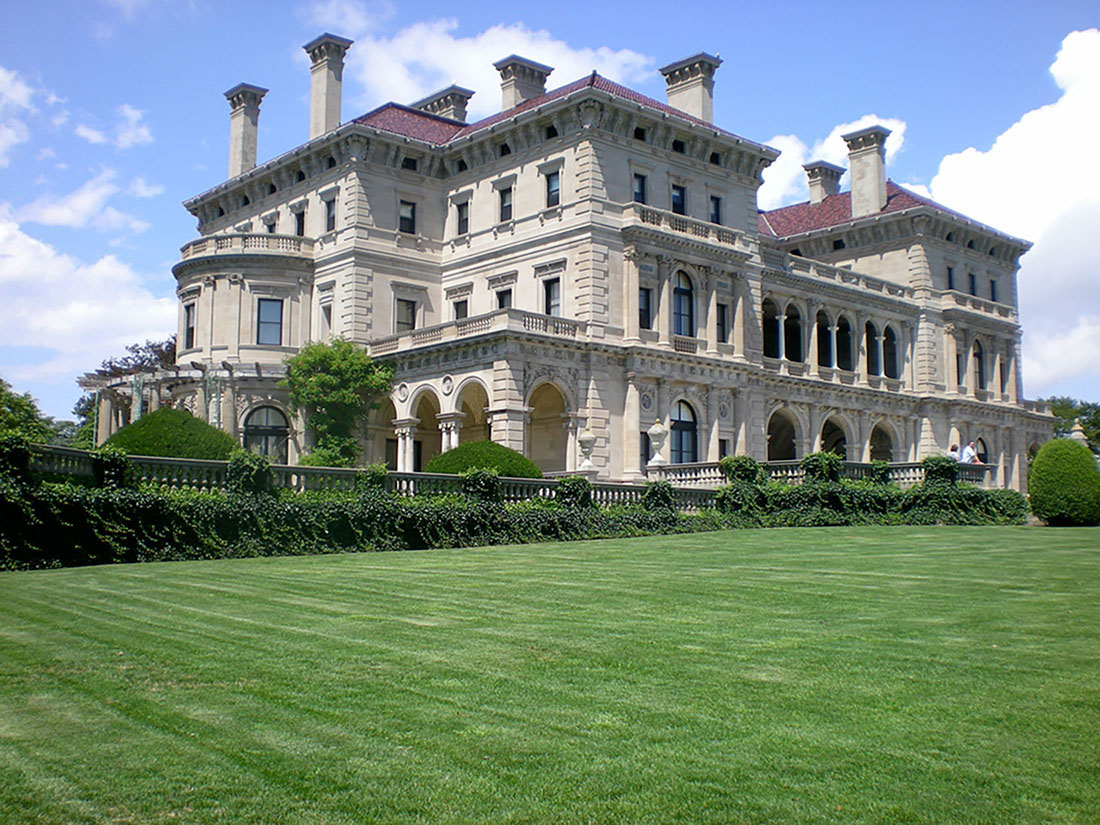 図17.7 | ヴァンダービルト家の邸宅として有名なロードアイランド州ニューポートのザ・ブレーカーズは、金ぴか時代を特徴付けた贅沢な富の強力な象徴です。(Credit: ckramer/flickr)