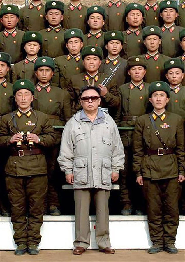 図17.8 | 北朝鮮の独裁者、金正日は絶対独裁制のカリスマ的指導者でした。彼の追随者たちは、2011年の指導者の死に対し、感情的に反応しました。(Credit: babeltrave/flickr)