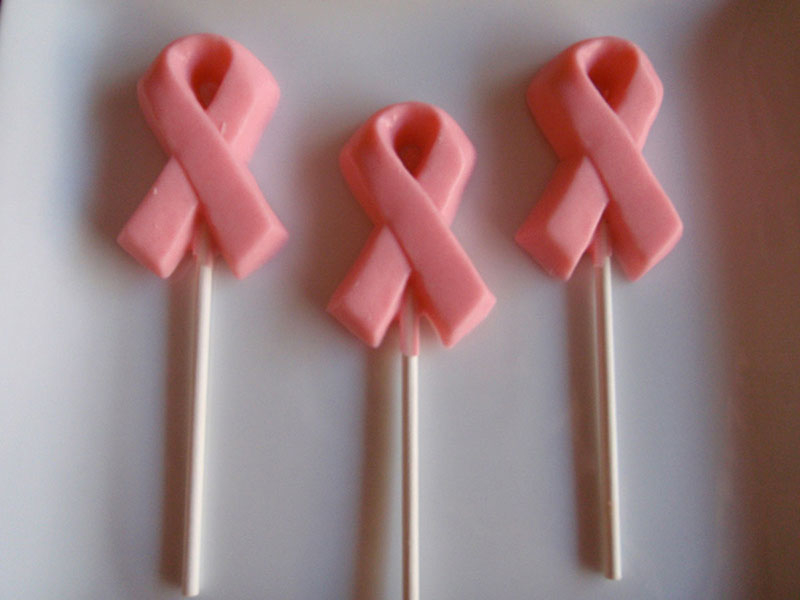 図19.3 | ピンクのリボンはあちこちで目にする乳がんについての注意喚起です。しかし、ピンクリボンチョコレートは乳がん撲滅に役立つのでしょうか?(Credit: wishuponacupcake/Wikimedia Commons)