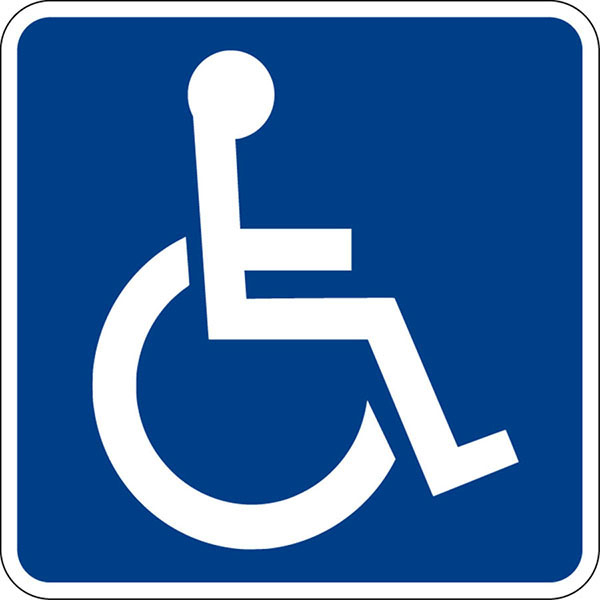 図19.6 | ハンディキャップのある人もアクセス可能であることを示す標識は、能力障害のある人が施設にアクセスできることを示しています。障害のあるアメリカ人法は、すべての人にアクセスを提供することを義務付けています。(Credit: Ltljltlj/Wikimedia Commons)