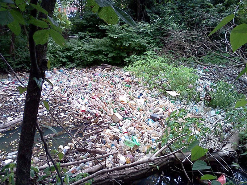 図20.14 | もし廃棄物を捨てる場所を使い果たしたならば、どこに捨てるべきでしょうか?これは、地球上でますます切実になっている問題です。(Credit: Department of Environmental Protection Recycling/flickr)