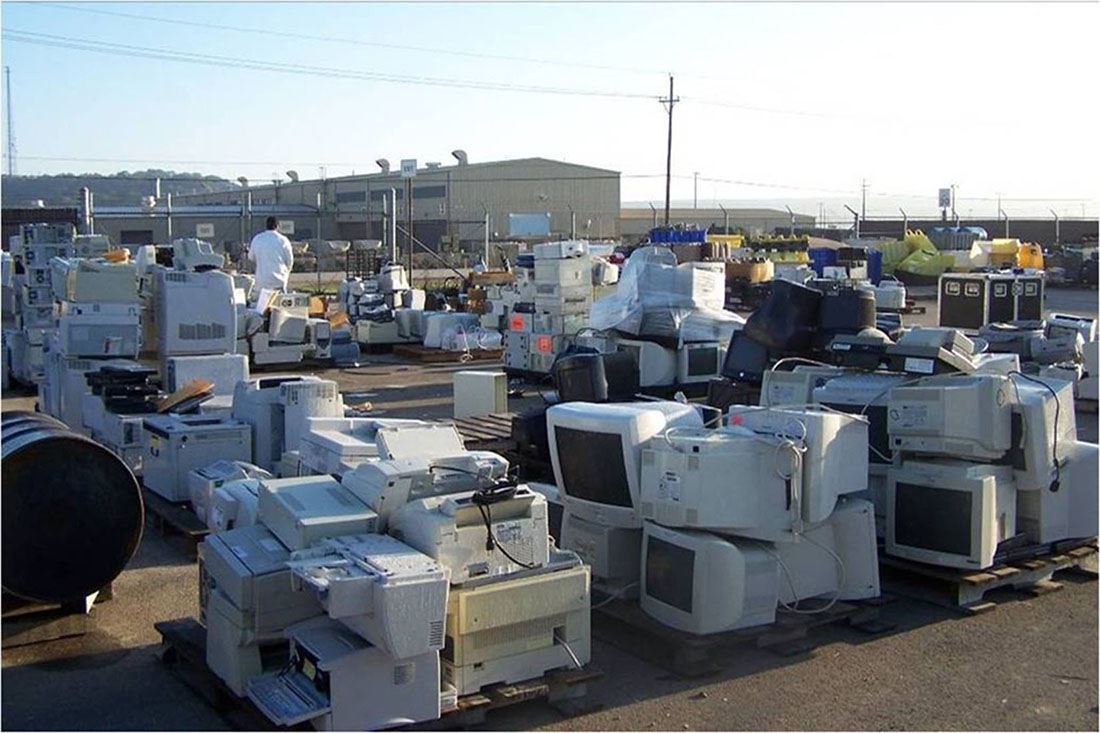 図20.15 | 電子機器廃棄物(e-wasteとして知られます)で埋め尽くされた駐車場。(Credit: U.S. Army Environmental Command/flickr)