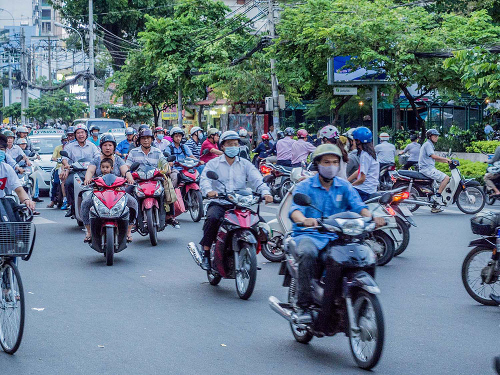 図20.3 | 80億人近くいる地球の人口は常に移動していますが、その方法はさまざまです。ここで見られるように、ベトナムでは自転車、オートバイ、スクーターがアメリカの多くの都市よりも一般的です。また、いくつかの国ではCOVID-19よりずっと前からマスクが一般的でした。(Credit: Esin Üstün/flickr)