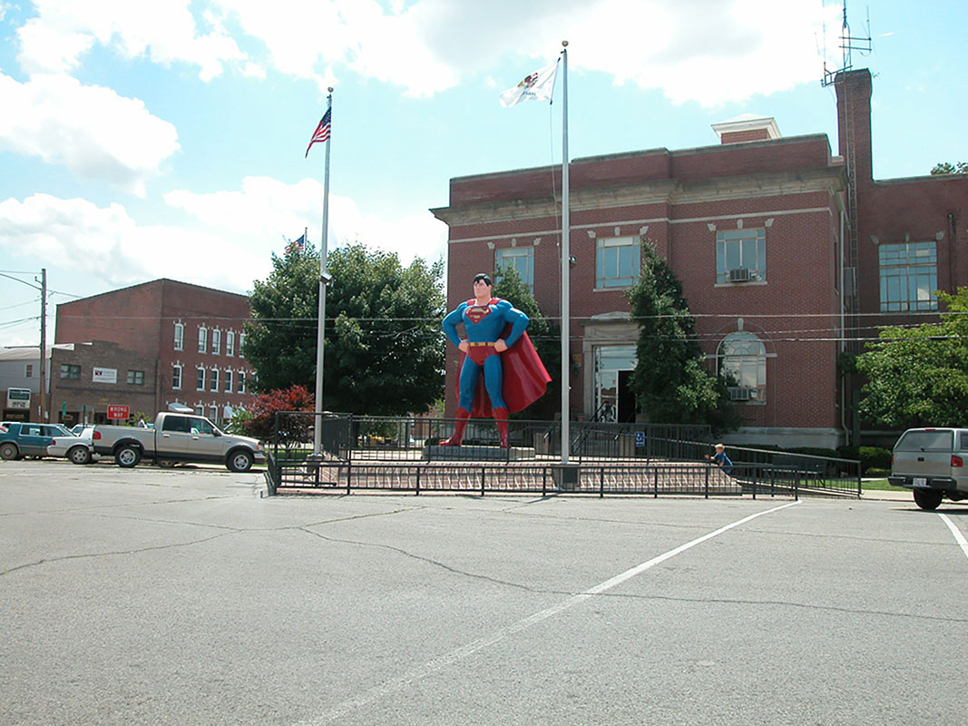 図3.11 | イリノイ州メトロポリスの中心部に立つスーパーマンの像。台座には「真実・正義・アメリカ流」と書かれています。機能主義者はこの像をどう解釈するでしょうか?これはアメリカ文化の価値観について何を明らかにするでしょうか?(Credit: David Wilson/flickr)