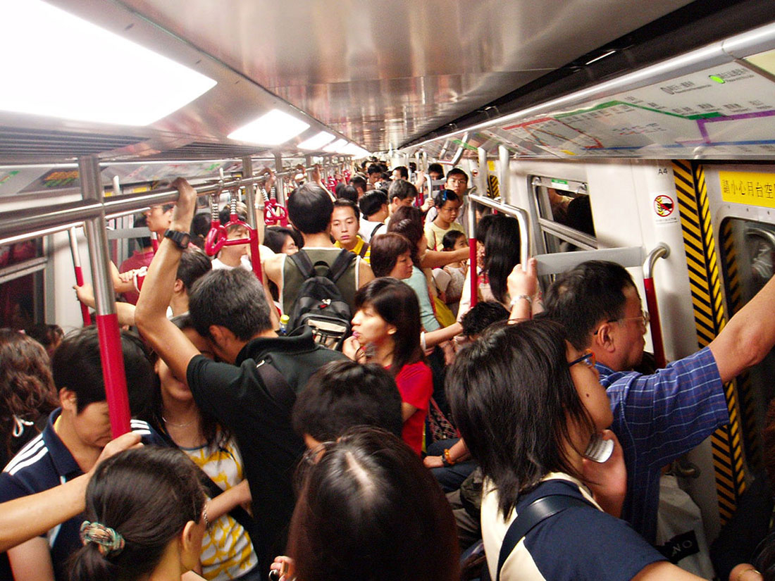 図3.2 | 地方から来た人は、香港の満員電車でどう行動し、どう感じるでしょうか?(Credit: Eric Chan/flickr)