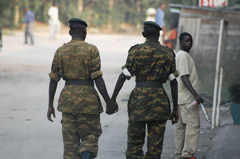 図3.5 | アフリカや中東の多くの地域では、男性が友好のために手をつなぐのは普通のことだと考えられています。この二人の兵士を見たアメリカ市民はどのように反応するでしょうか?(Credit: Geordie Mott/Wikimedia Commons)