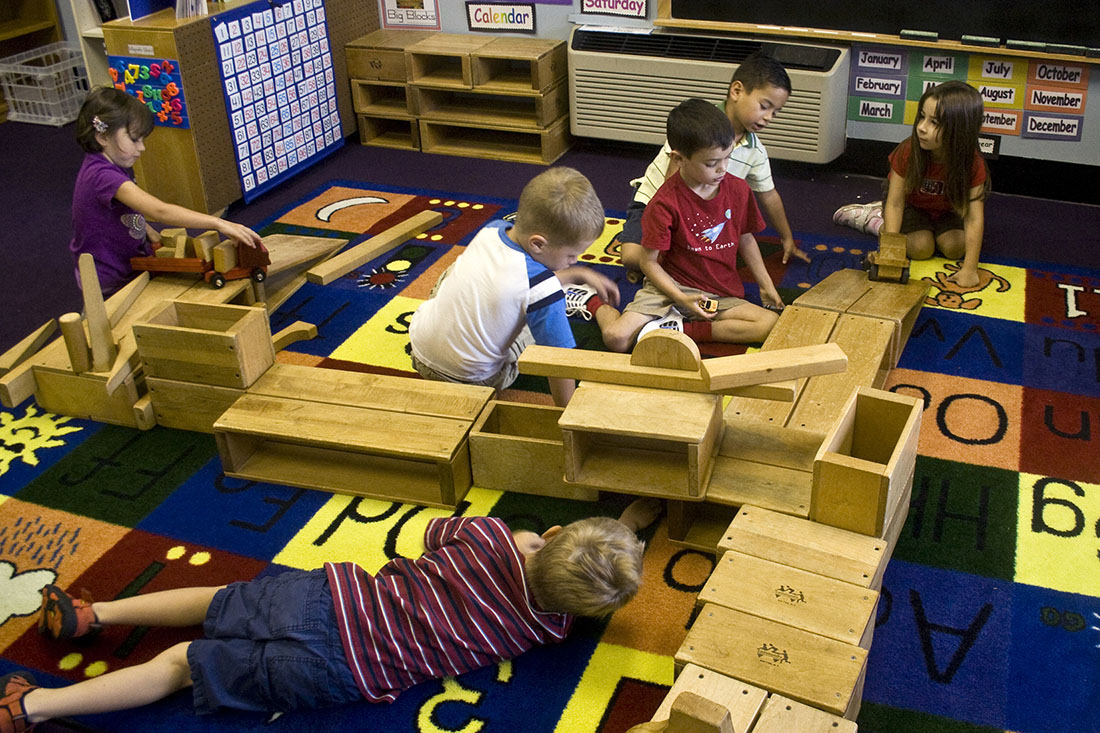 図5.5 | この幼稚園児たちは、単に読み書きを学ぶだけでなく、人にちょっかいを出さない、列に並ぶ、一緒に遊ぶなどの規範を社会化されています。(Credit: woodleywonderworks/flickr)
