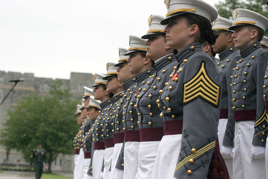図6.5 | 士官候補生は、同調性がいかに強く集団を規定し得るかを例示します。(Credit: West Point — The U.S. Military Academy/flickr)