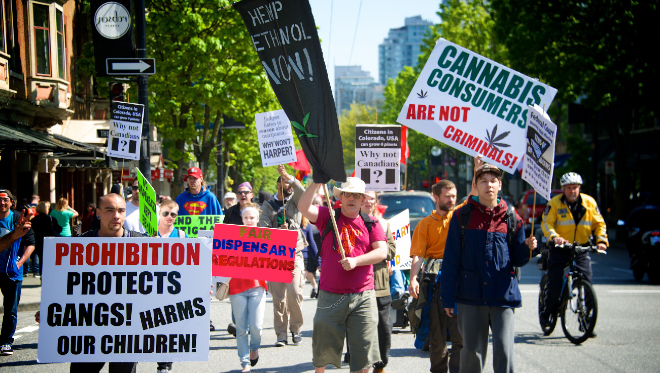 図7.1 | 大麻合法化を推進する中で、擁護者たちは、大麻使用者は犯罪行為と関連しているという考えを変えることに努めました。(Credit: Cannabis Culture/flickr)